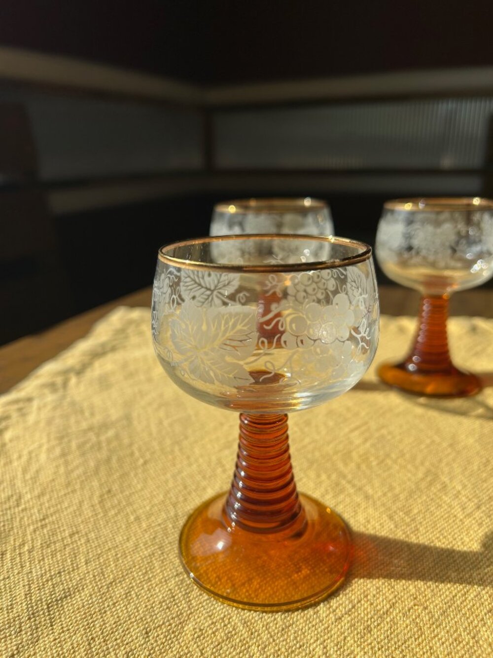 Vintage Roemer Wine  Beehive Amber Stem Etched  Grape vines  Glasses  set of 4